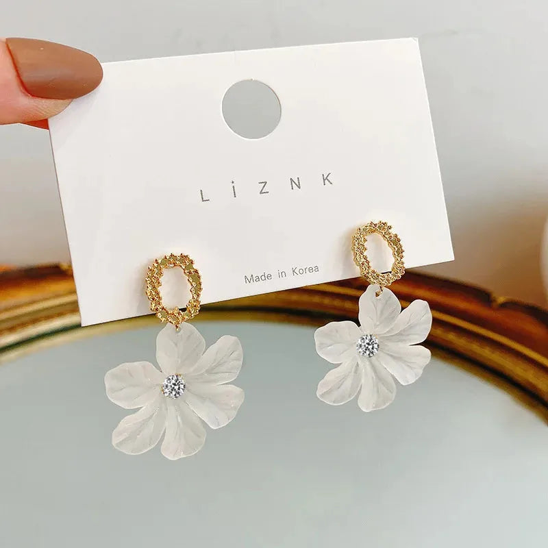 Guangtuo Translucent White Flower Hanging Earrings