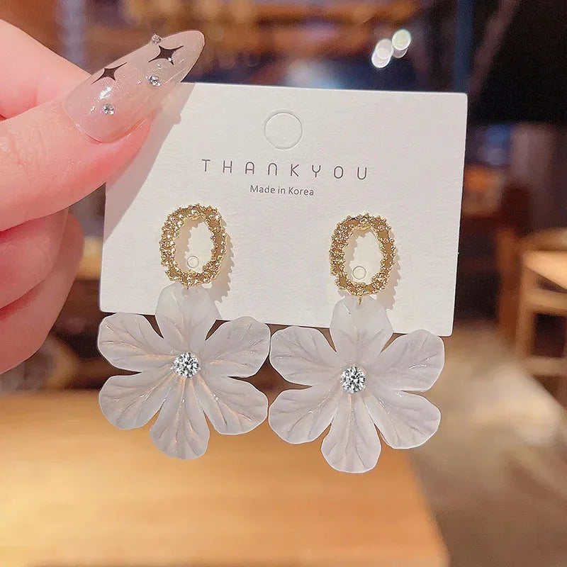 Guangtuo Translucent White Flower Hanging Earrings